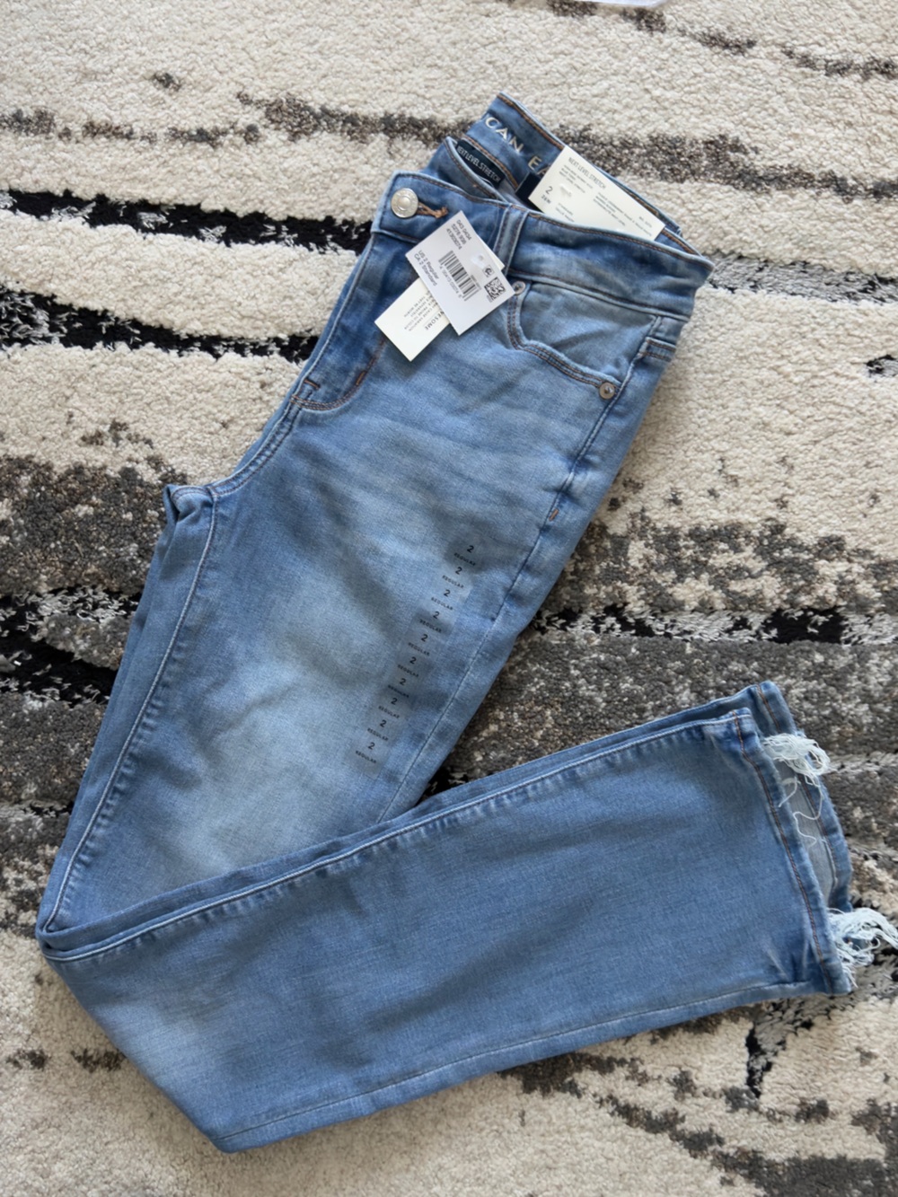 ✨ NWT American Eagle Distressed High-Rise Skinny Kick Jeans (Size 2)👖🦅